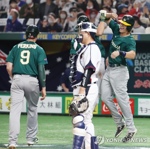 Korea's Ha-Seong Kim crushes ANOTHER solo shot to right field against the  Czech Republic in the seventh inning