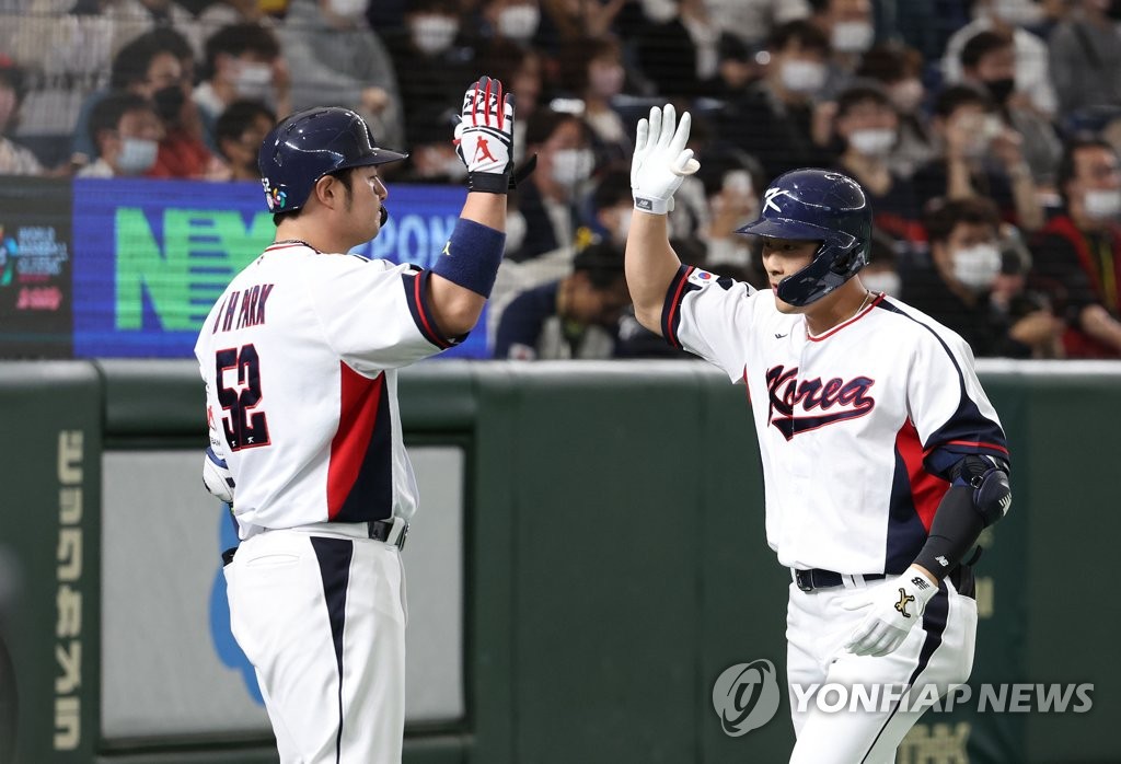 Kim Ha-seong z Jižní Koreje (R) slaví svůj homerun proti České republice během druhého poločasu zápasu dvou týmů skupiny B na World Baseball Classic v Tokyo Dome v Tokiu 12. března 2023. (Yonhap)