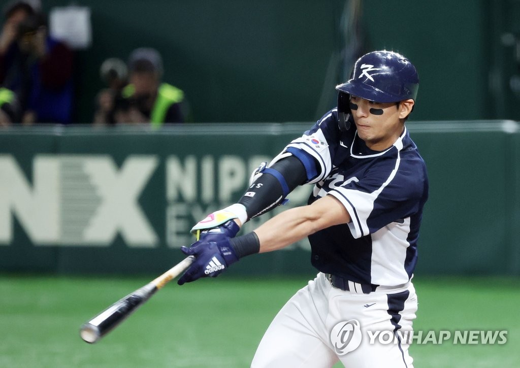 Lee Jung-hoo of South Korea hits an RBI single against China during the top of the first inning of a Pool B game at the World Baseball Classic at Tokyo Dome in Tokyo on March 13, 2023. (Yonhap)