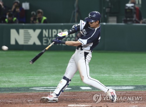 Lee Jung-hoo of South Korea hits a two-run double against China during the top of the third inning of a Pool B game at the World Baseball Classic at Tokyo Dome in Tokyo on March 13, 2023. (Yonhap)