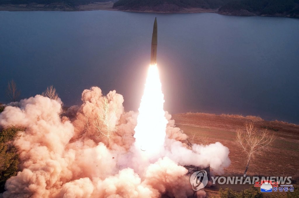 Un missile balistique tactique sol-sol est tiré mardi 14 mars 2023 vers la mer de l'Est depuis la région de Jangyon, dans la province du Hwanghae du Sud, sur cette photo publiée le lendemain par l'Agence centrale de presse nord-coréenne (KCNA). Dans le cadre d'un exercice de tir de démonstration pour des sous-unités militaires, une unité de l'Armée populaire de Corée (APC) a tiré deux missiles sol-sol à moyenne portée qui ont frappé avec précision leur cible, l'îlot de Phi, au large de Chongjin, sur la côte nord-est du pays, a indiqué la KCNA. (Utilisation en Corée du Sud uniquement et redistribution interdite)