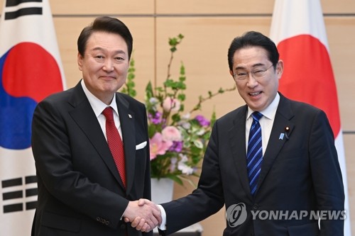 尹錫悦大統領（左）は１６日に東京で岸田文雄首相と首脳会談を行った（資料写真）＝（聯合ニュース）
