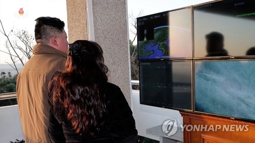 １６日に行われた火星１７の発射訓練を現地指導した金正恩氏と娘のジュエさん＝（朝鮮中央通信＝聯合ニュース）≪転載・転用禁止≫