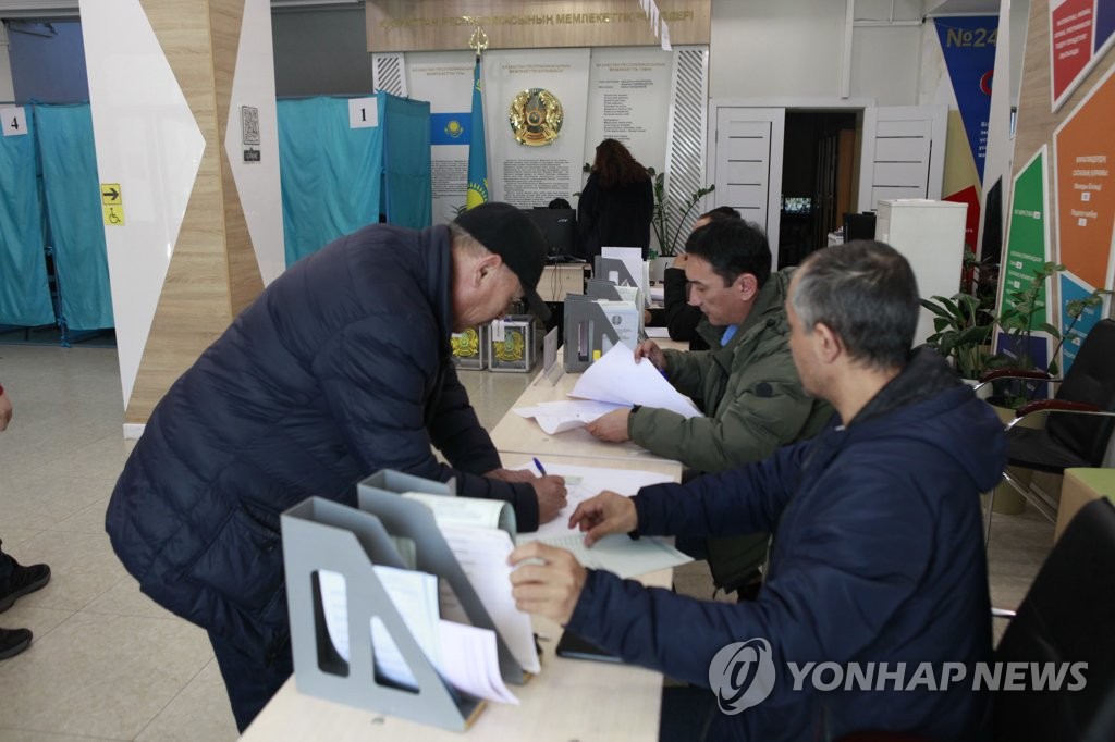 투표용지 배부받는 카자흐스탄 유권자