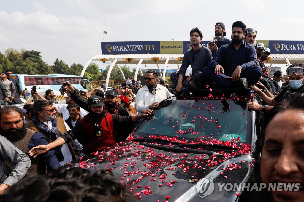 칸 전 파키스탄 총리의 차량 엄호하는 지지자들