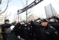'극단선택' 강남아파트 경비원들 "갑질 관리소장 물러나라"