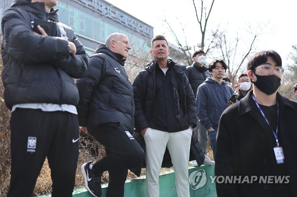 훈련 지켜보는 콜린 벨 여자 축구 감독