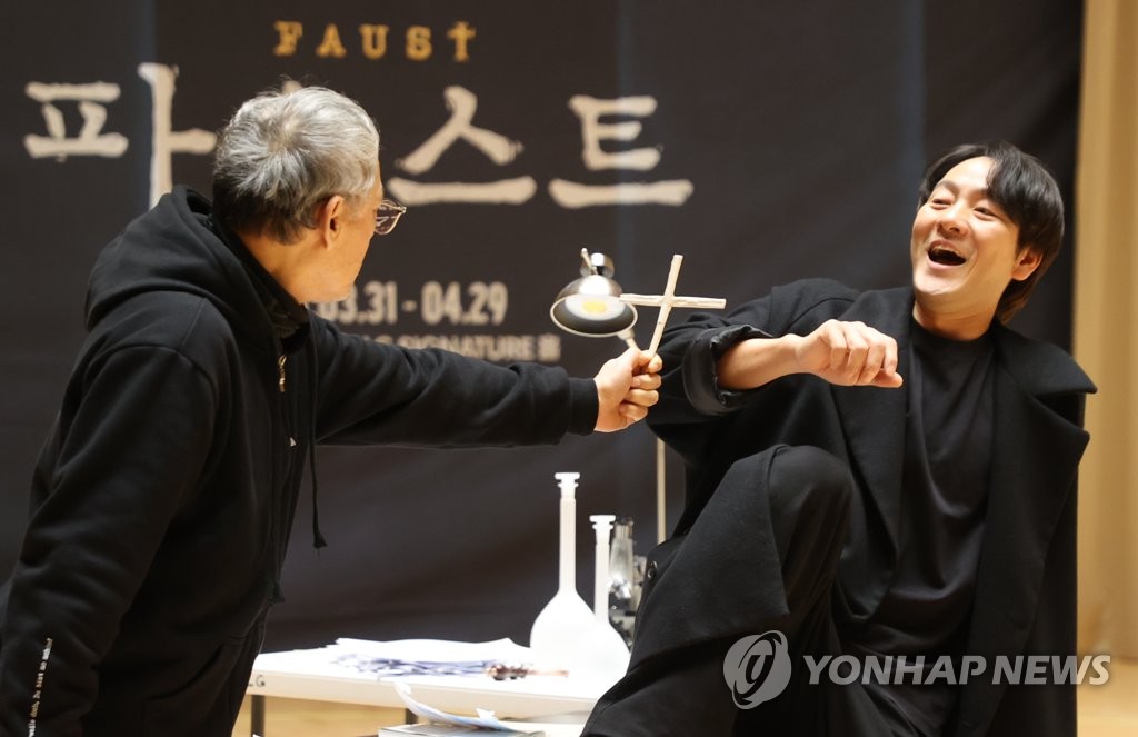 연극 '파우스트' 주요장면 시연하는 박해수-유인촌