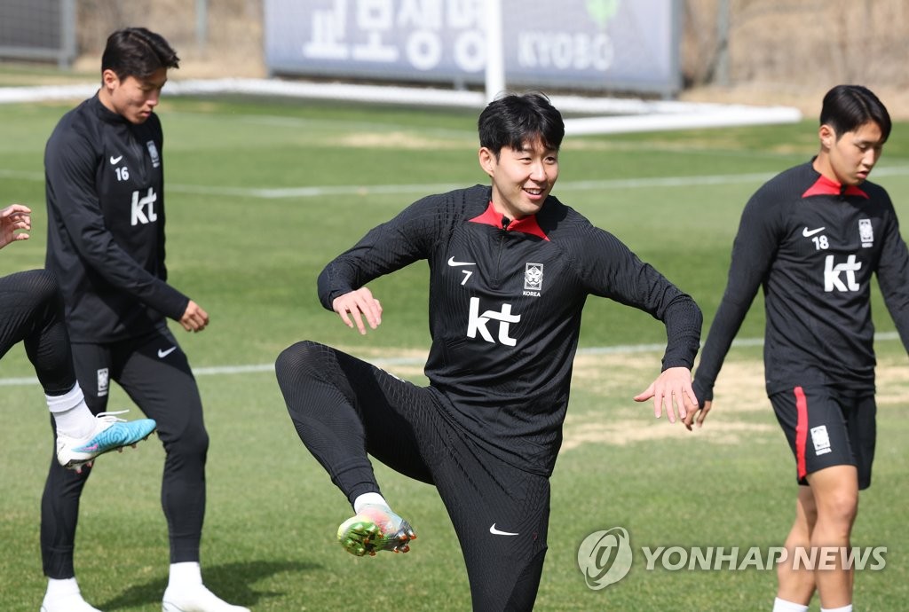 Son Heung-min (C), captain of the South Korean men's national football team, takes part in a training session at the National Football Center in Paju, 30 kilometers northwest of Seoul, on March 22, 2023. (Yonhap)