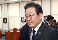 이재명, 기소에도 당 대표직 유지…민주당 "정치탄압" 판단