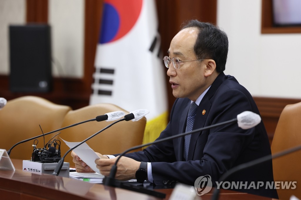 El ministro de Economía y Finanzas, Choo Kyung-ho, habla, el 24 de marzo de 2023, durante una reunión sobre asuntos comerciales, en Seúl.