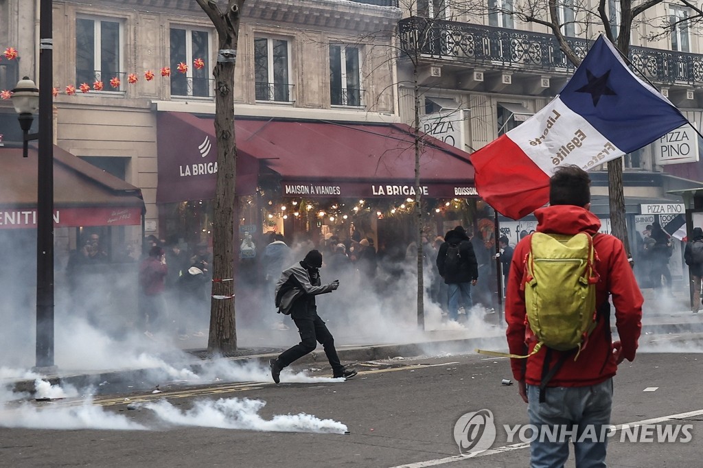 최루탄 걷어차는 프랑스 연금개혁 반대시위 참가자