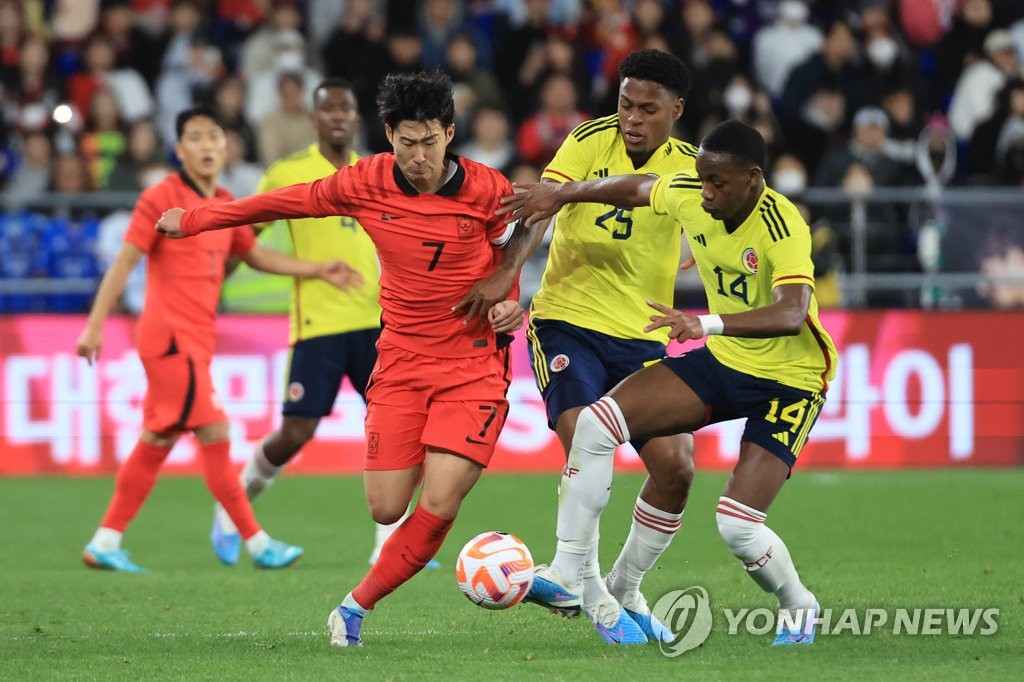 Son Heung-min of South Korea (L) tries to dribble past Jhon Palacios of Colombia (R) during the teams' friendly football match at Munsu Football Stadium in Ulsan, 305 kilometers southeast of Seoul, on March 24, 2023. (Yonhap)