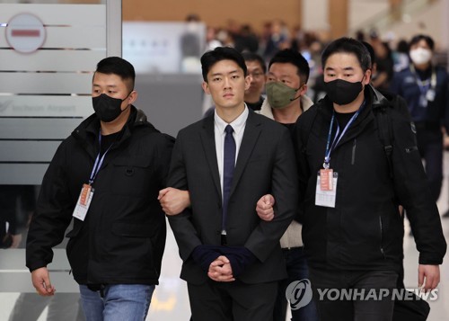 Chun Woo-won es detenido en el aeropuerto
