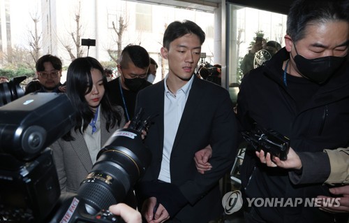 Chun Woo-won llega a la agencia de policía