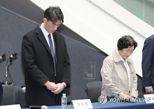 La foto muestra a Chun Woo-won (izda.), nieto del expresidente Chun Doo-hwan, rezando en silencio para rendir homenaje a las víctimas del levantamiento prodemocrático de mayo de 1980, en Gwangju, antes de una reunión con las mismas y sus familiares, celebrada, el 31 de marzo de 2023, en esa ciudad surcoreana.