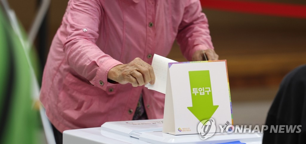 A voter takes part in early voting for by-elections at a polling station in Changnyeong, South Gyeongsang Province, in this photo taken March 31, 2023. (Yonhap)