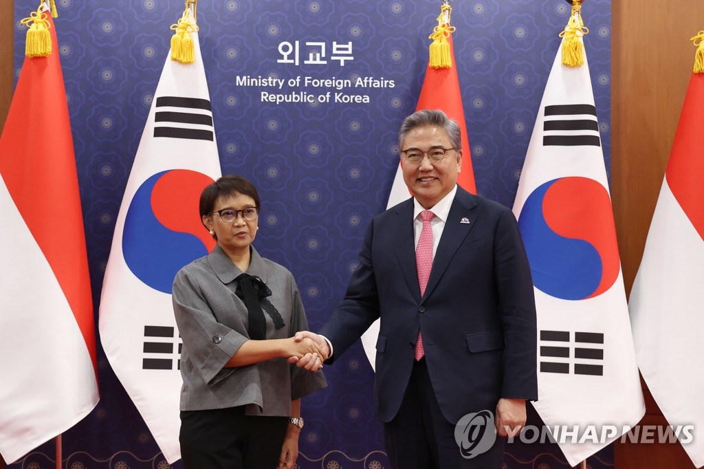 韓国・インドネシア外相が握手