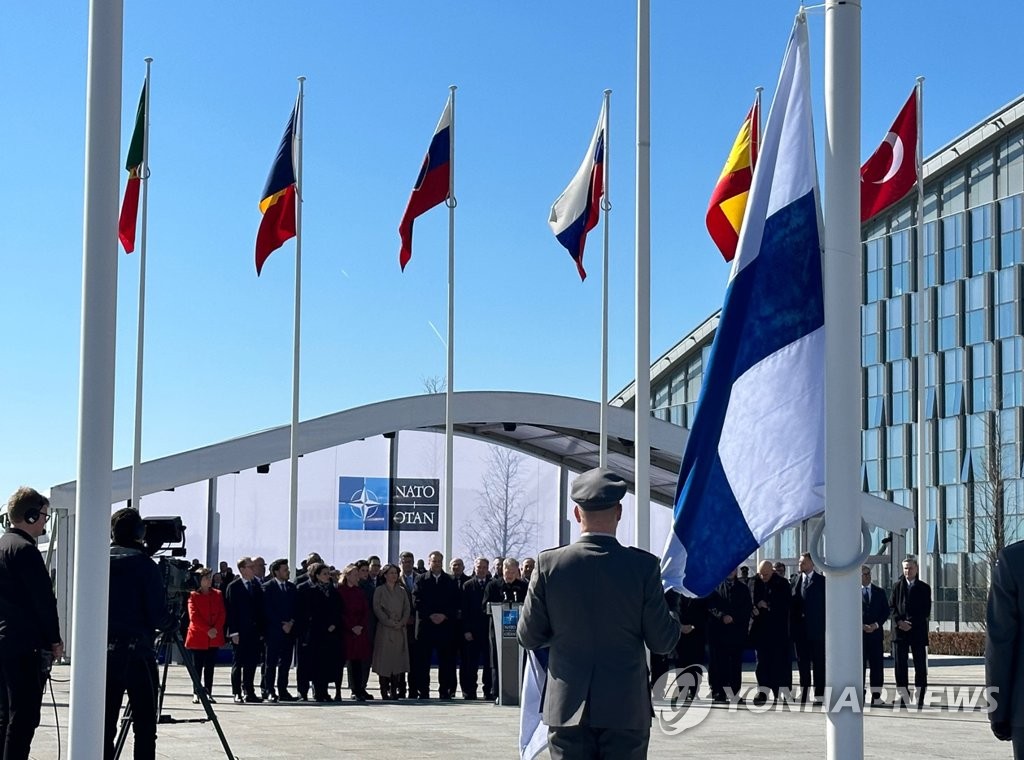 ‘31번째 회원국’ 나토 본부에 내걸린 핀란드 국기