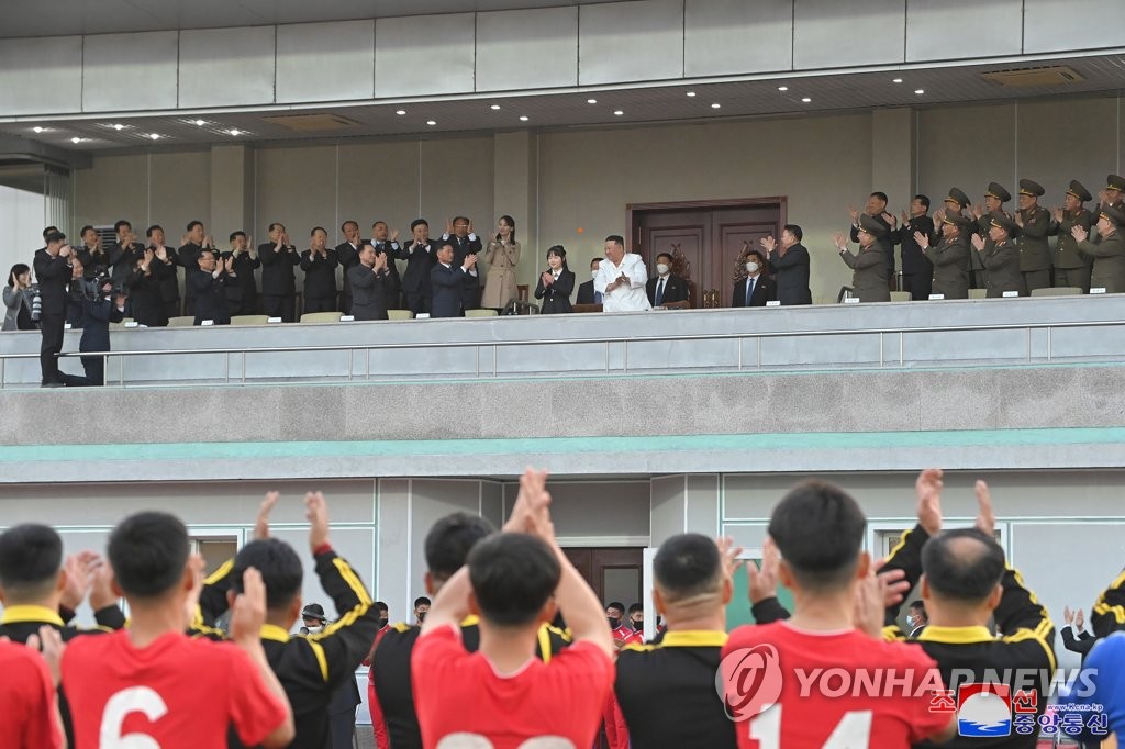 La foto, publicada, el 17 de abril de 2023, por la KCNA, muestra al líder norcoreano, Kim Jong-un (centro, de blanco, en la tribuna), y su hija, Ju-ae (a su izda.), disfrutando de un evento deportivo de los miembros del Gabinete y el Ministerio de Defensa de Pyongyang, celebrado, el 15 de abril, con motivo del 111º aniversario del nacimiento del difunto fundador de Corea del Norte, Kim Il-sung, llamado el Día del Sol. (Uso exclusivo dentro de Corea del Sur. Prohibida su distribución parcial o total)