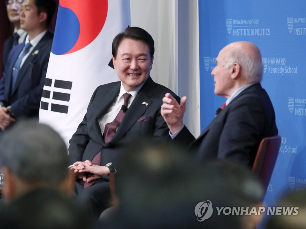 President Yoon Suk Yeol talks with Joseph Nye, Harvard University distinguished service professor, emeritus, at Harvard Kennedy School in Cambridge, Massachusetts, on April 28, 2023. (Yonhap)