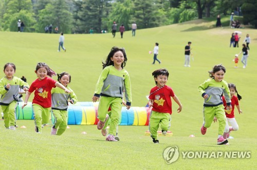 신나게 뛰어노는 어린이들