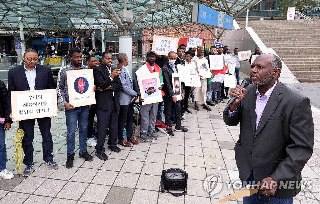 السودانيون في كوريا ينظمون وقفة أمام محطة سيئول رفضا للحرب - 6