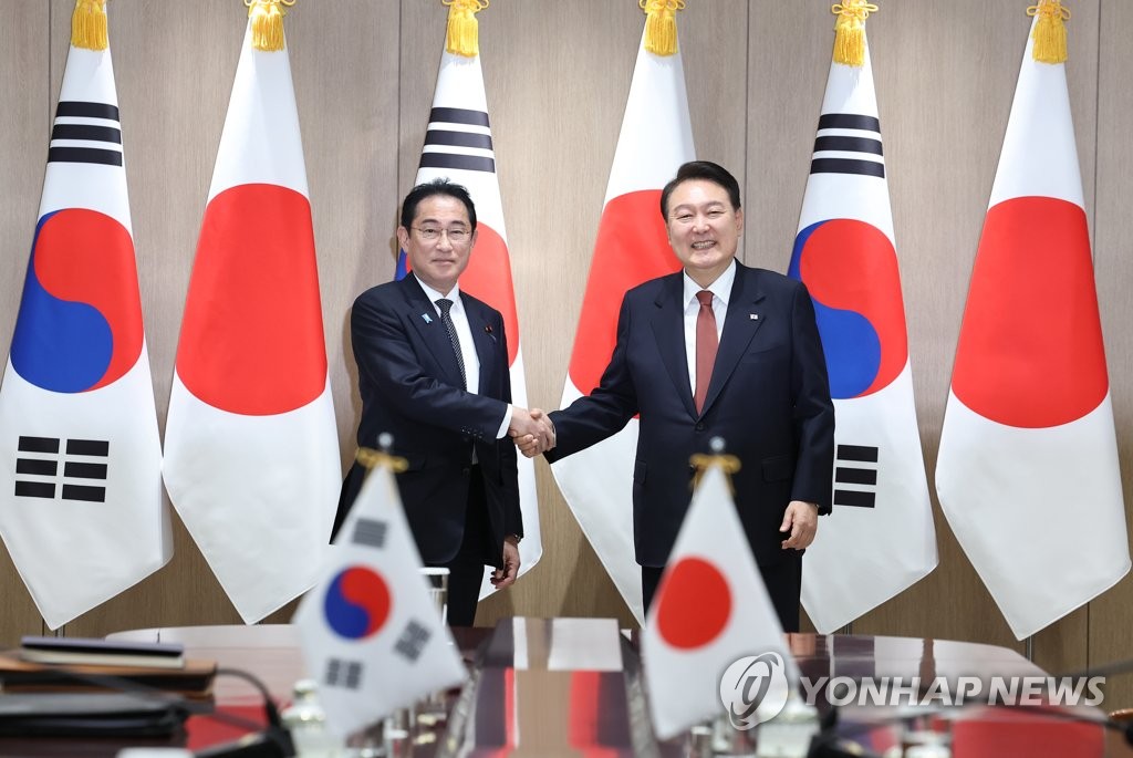 President Yoon Suk Yeol (R) and Japanese Prime Minister Fumio Kishida pose for a photo at their summit at the presidential office in Seoul on May 7, 2023. (Yonhap)