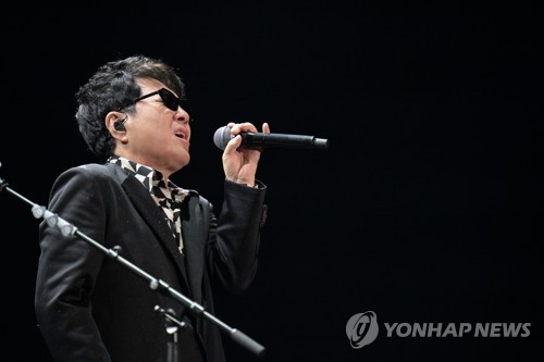 조용필 "내 나이 오십다섯, 아직 괜찮아"…잠실벌서 55년 집대성