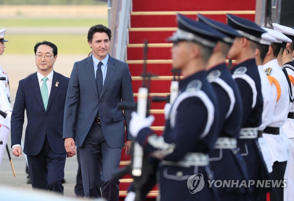 서울공항 도착한 쥐스탱 트뤼도 캐나다 총리