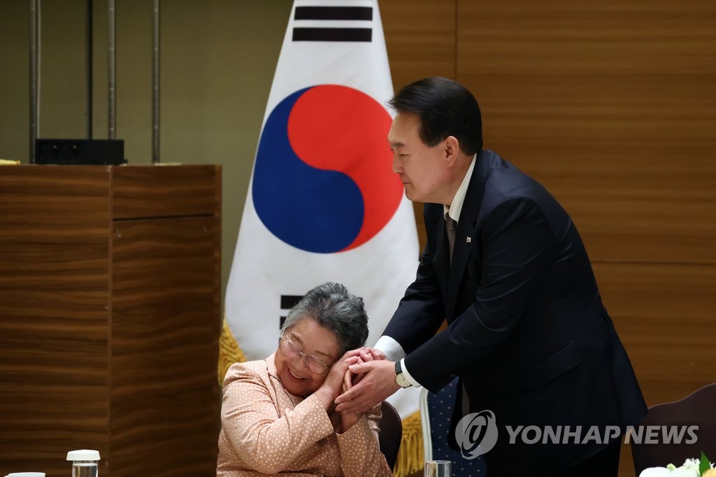 히로시마 동포 원폭 피해자 위로하는 윤석열 대통령