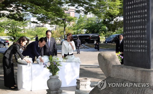 (LEAD) Yoon, Japan PM pay joint tribute to Korean atomic bomb victims