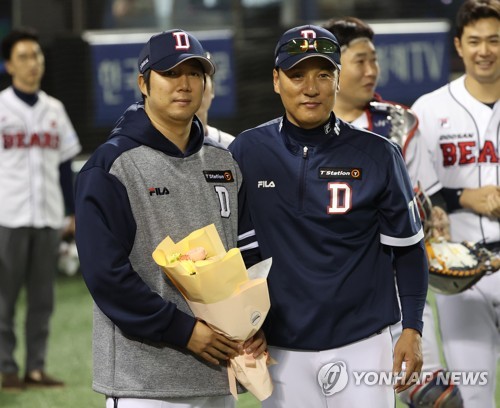 Doosan Bears starter Jang Won-jun (L) is congratulated by manager Lee Seung-yuop after earning his 130th career victory in the Korea Baseball Organization in a 7-5 win over the Samsung Lions at Jamsil Baseball Stadium in Seoul on May 23, 2023. (Yonhap)