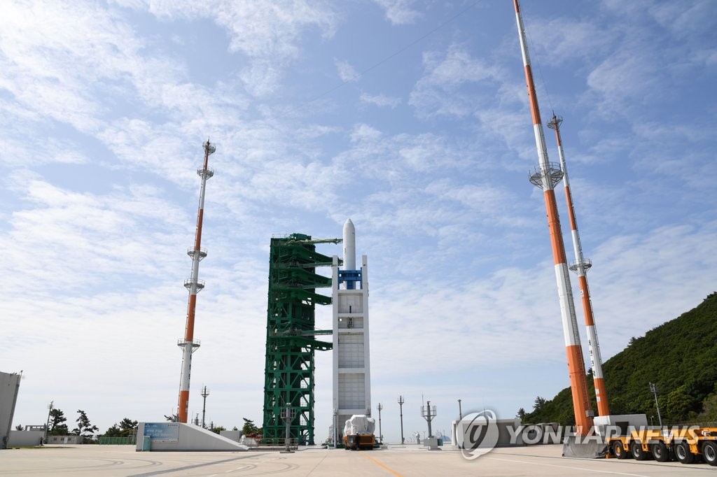 En la fotografía, tomada el 25 de mayo de 2023, se muestra el cohete espacial surcoreano Nuri erigido en la plataforma de lanzamiento del Centro Espacial Naro, en Goheung, en la provincia de Jeolla del Sur. (Foto proporcionada por el KARI. Prohibida su reventa y archivo)