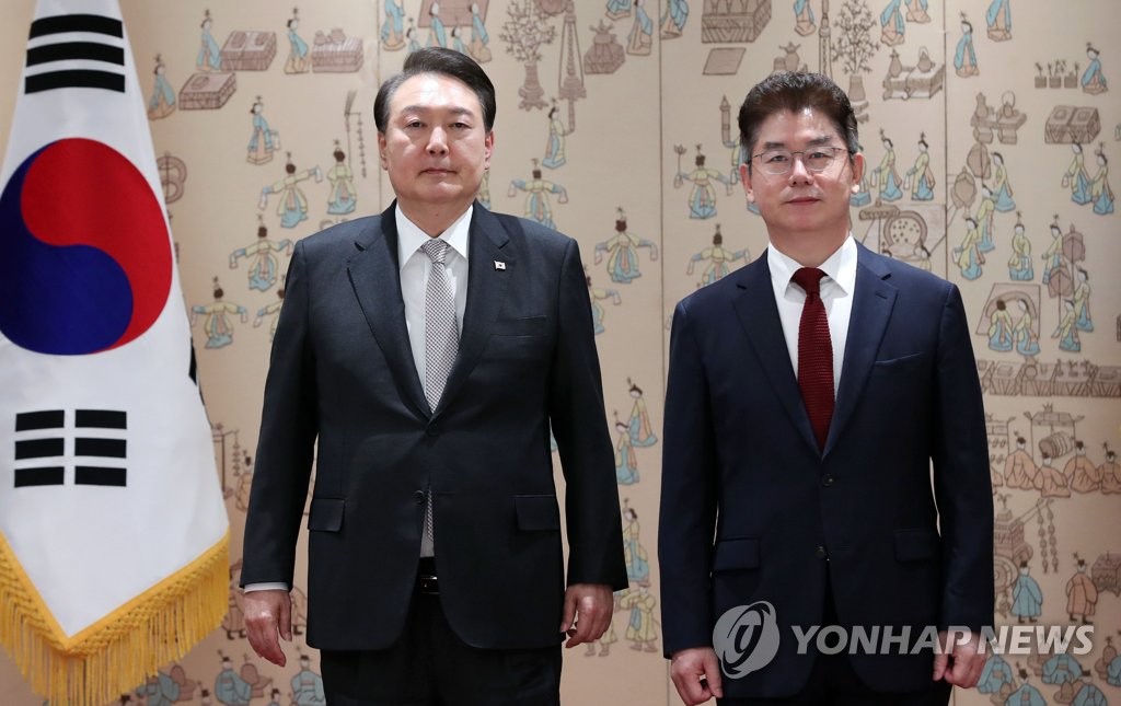Yoon presents credentials to ambassadors to EU, 11 countries