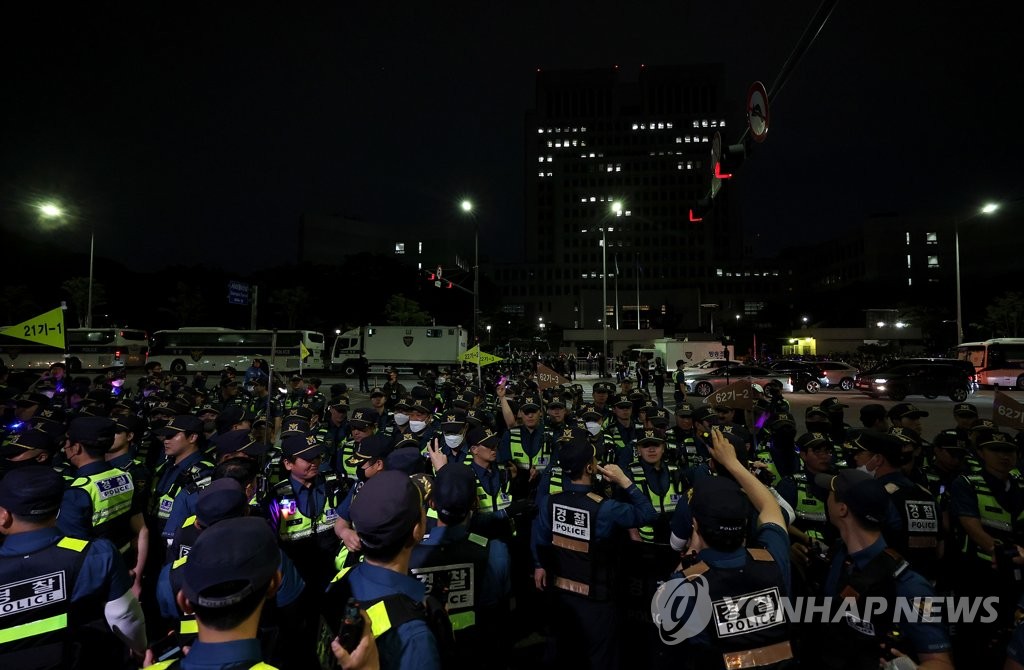 경찰, 대법원 앞 야간문화제 원천봉쇄