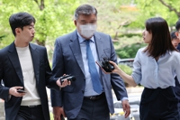 KH 배상윤 '황제도피' 도운 임직원들 구속심사