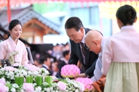 Yoon participa en un evento para celebrar el cumpleaños de Buda