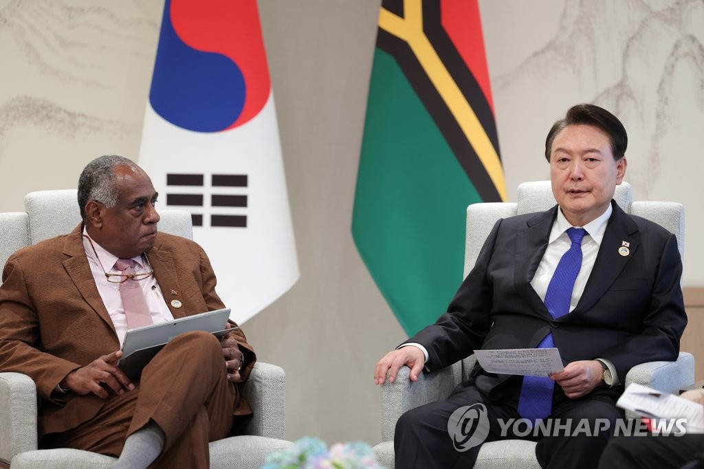 Yoon holds summit with Vanuatu's PM