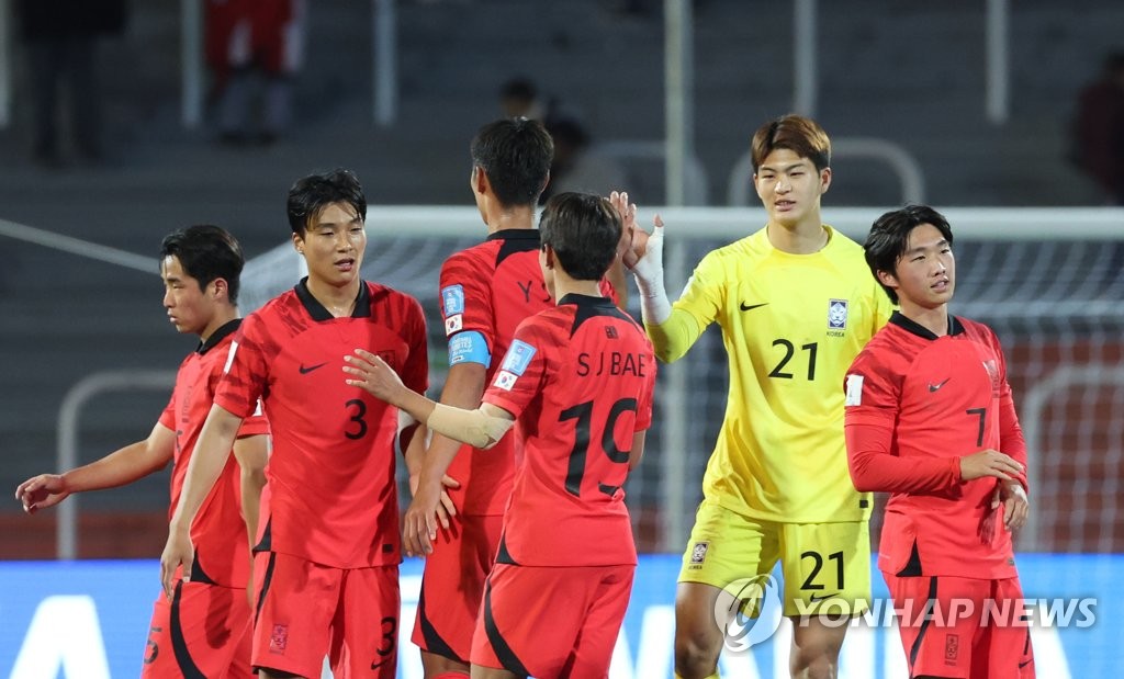 한국 선수들이 2023년 5월 28일 아르헨티나 멘도사의 에스타디오 말비나스 아르헨티나스에서 열린 감비아와의 FIFA U-20 월드컵 F조 준우승 후 환호하고 있다.
