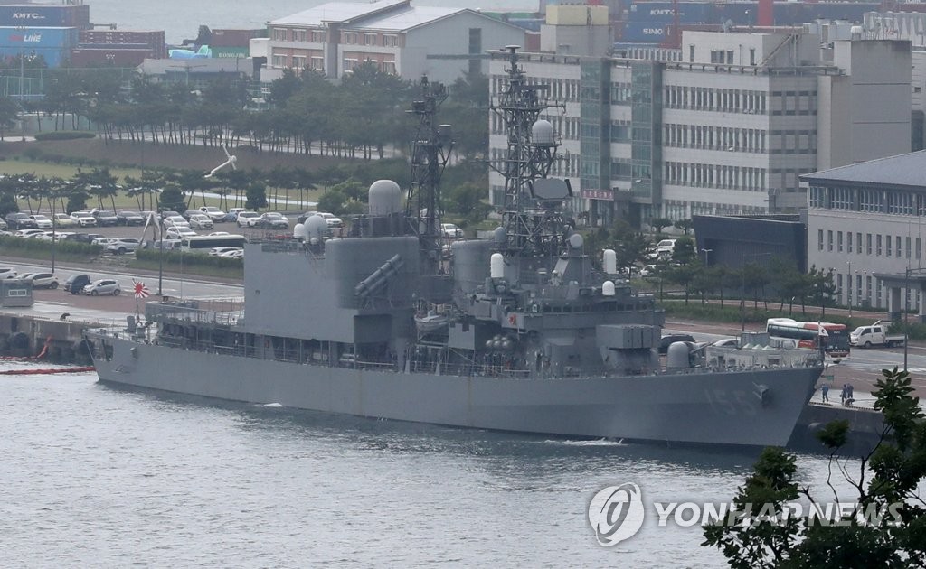 自衛艦旗を掲揚して釜山に入港した海上自衛隊の護衛艦「はまぎり」＝２９日、釜山（聯合ニュース）