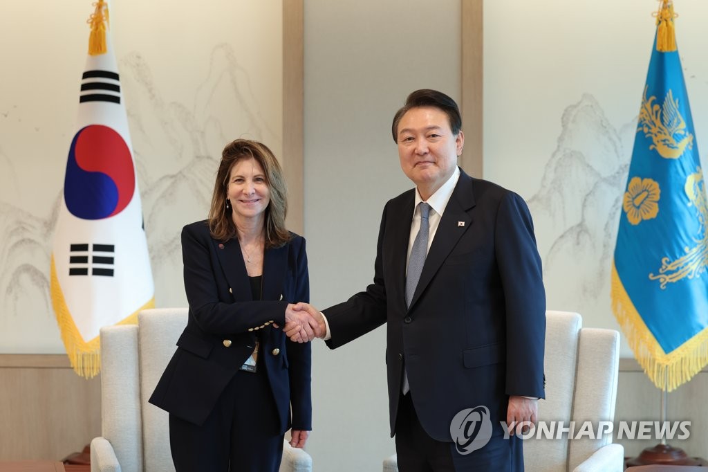 الرئيس «يون» يلتقي برئيس الوزراء الياباني السابق «سوغا» - 2