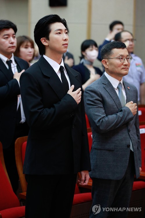 국기에 경례하는 방탄소년단 RM·이근원 단장