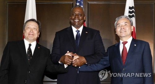 Defense Minister Lee Jong-sup (R) and his U.S. and Japanese counterparts, Lloyd Austin (C) and Yasukazu Hamada, respectively, pose for a photo as they meet trilaterally on the margins of the Shangri-La Dialogue in Singapore on June 3, 2023. (Pool photo) (Yonhap)