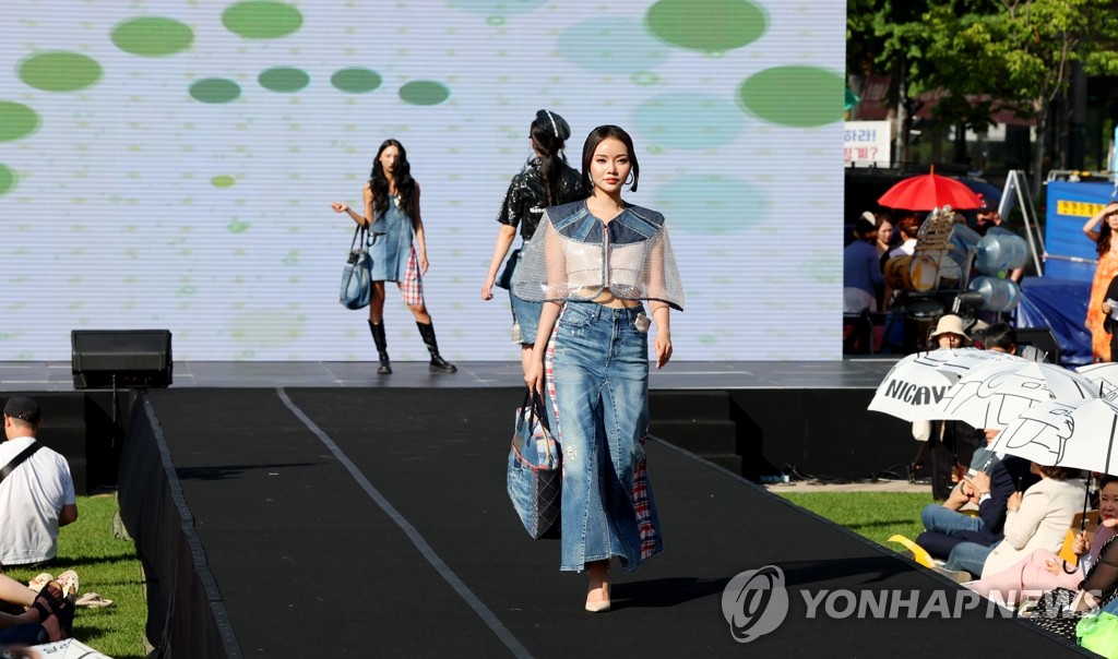 친환경 의상 입고 워킹