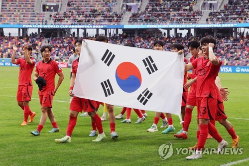 (جديد) مدرب المنتخب الكوري لكرة القدم تحت عشرين، يعبر عن امتنانه لمجهود الفريق خلال البطولة