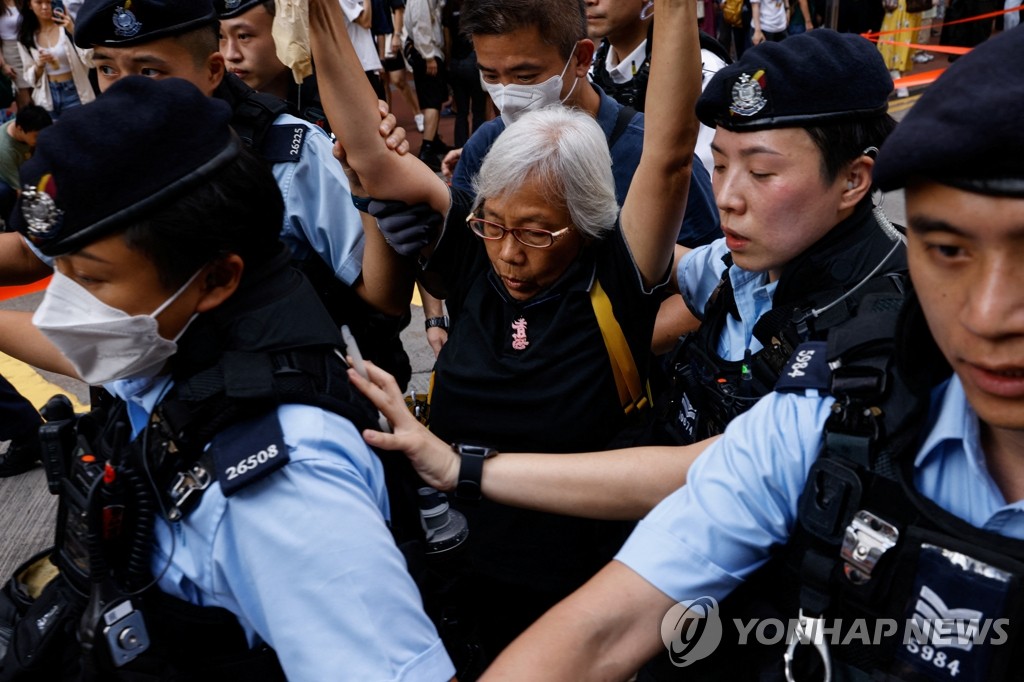 '톈안먼 34주년' 경찰에 체포되는 홍콩 활동가 '그랜마 윙'