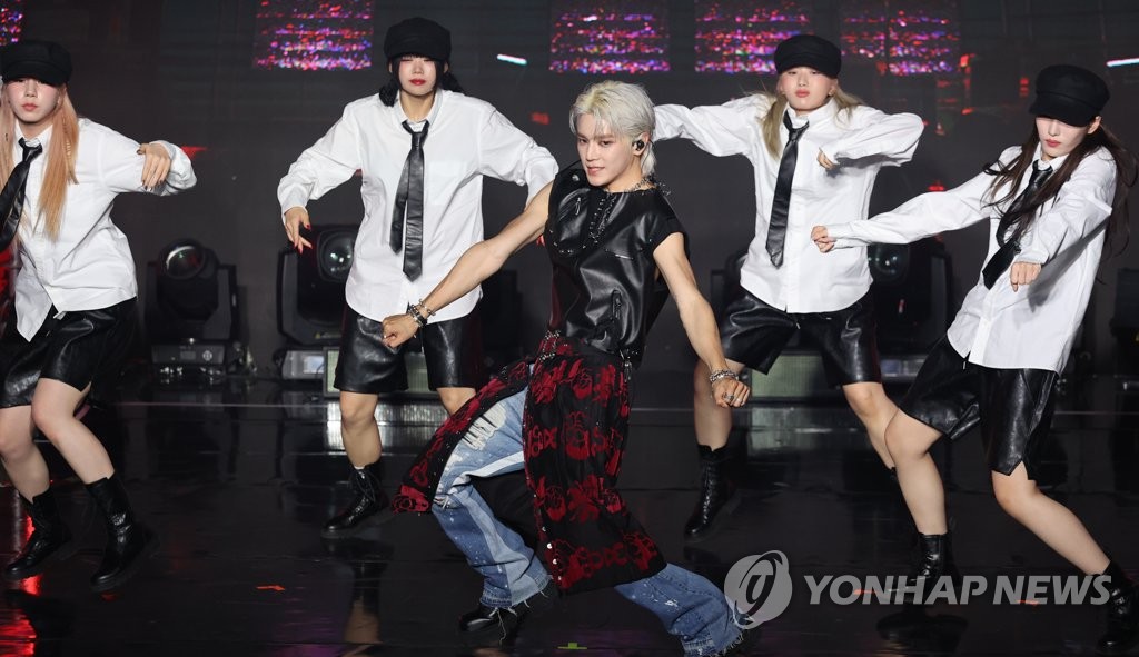 Taeyong du groupe de K-pop NCT se produit sur scène lors d'un événement de présentation de son premier album solo «SHALALA», le lundi 5 juin 2023, à Séoul. 