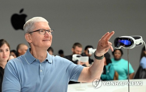 팀 쿡 애플 CEO "비전프로는 '내일의 공학'…애플 전환점 될 것"