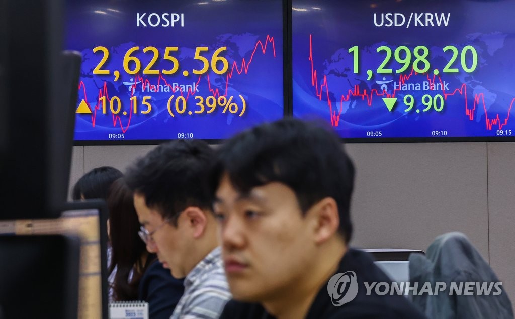 Screens are seen at a Hana Bank dealing room in Seoul on June 7, 2023. (Yonhap)